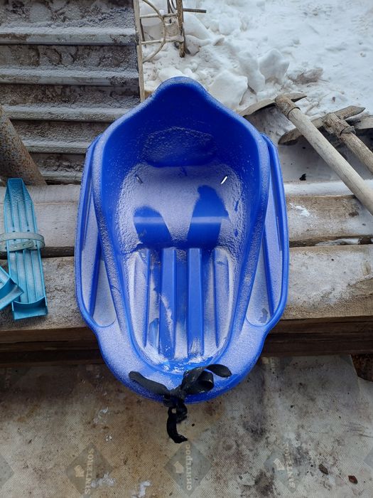 Продам лыжи, снегоход, коньки.