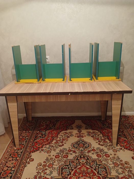 Продам стол и 4 табуретки