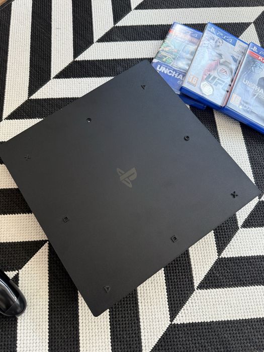 PlayStation 4 Pro (1tb) КАТО НОВ идва с 2 джоестика +5  игри подарък + всички нужни кабели (всичко в перфкетно състяоние)