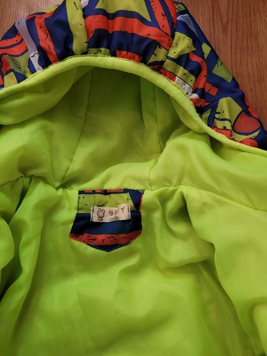 Куртка подойдёт на мальчика и на девочку (3-5 лет)