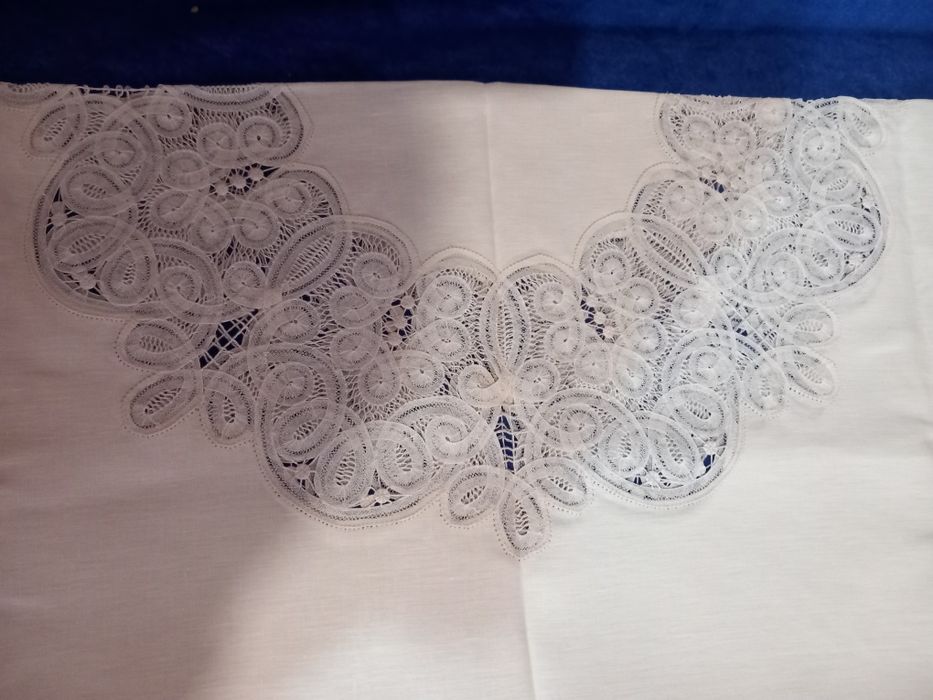 Broderie manuală ,Față de masă cu 16 șervețele