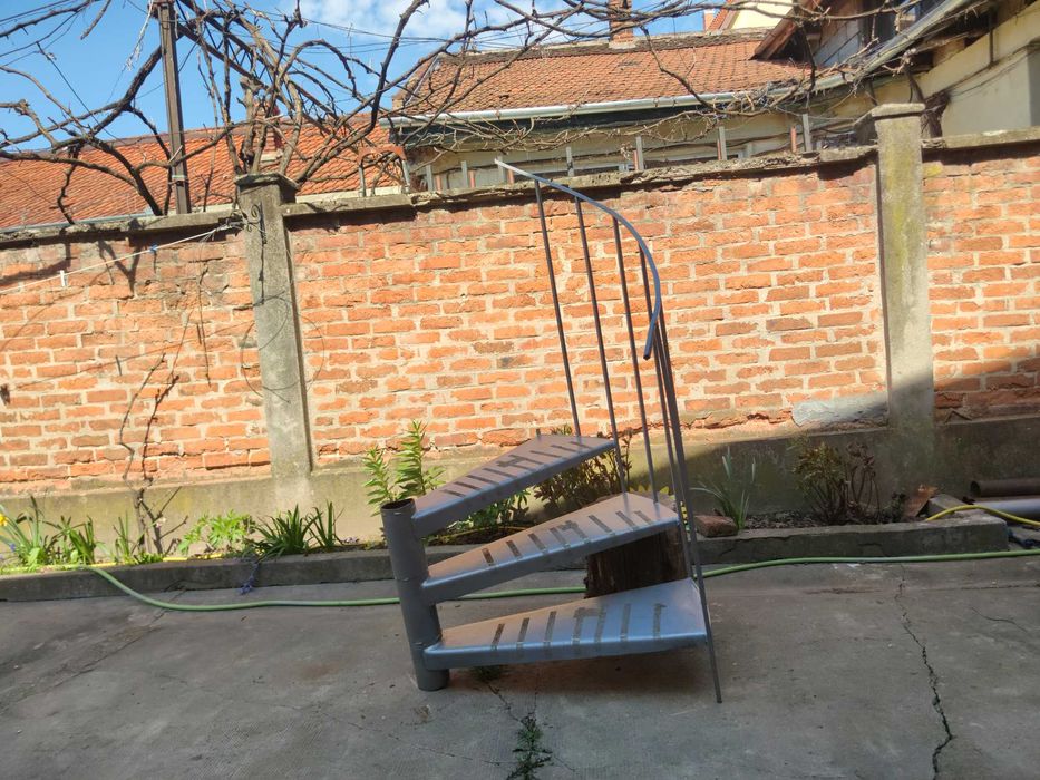 Scară metalică elicoidală