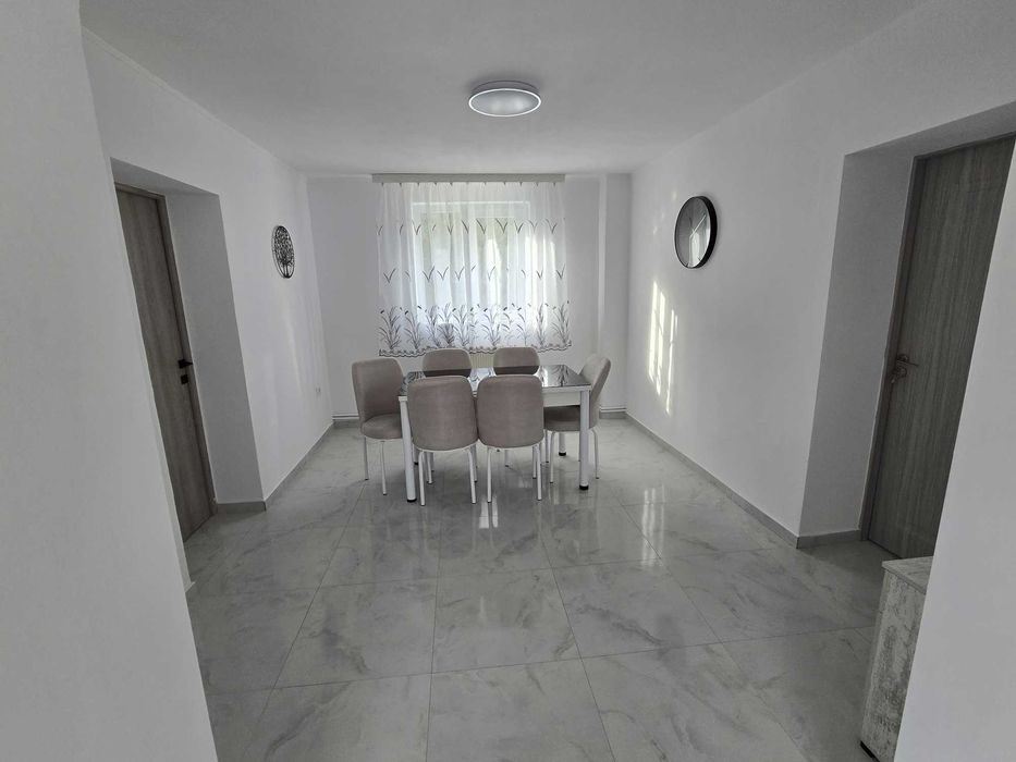 Apartament 3 camere situat la casă, Renovat, 2 Băi, Parcare, Pretabil 2 Studenți/Studente