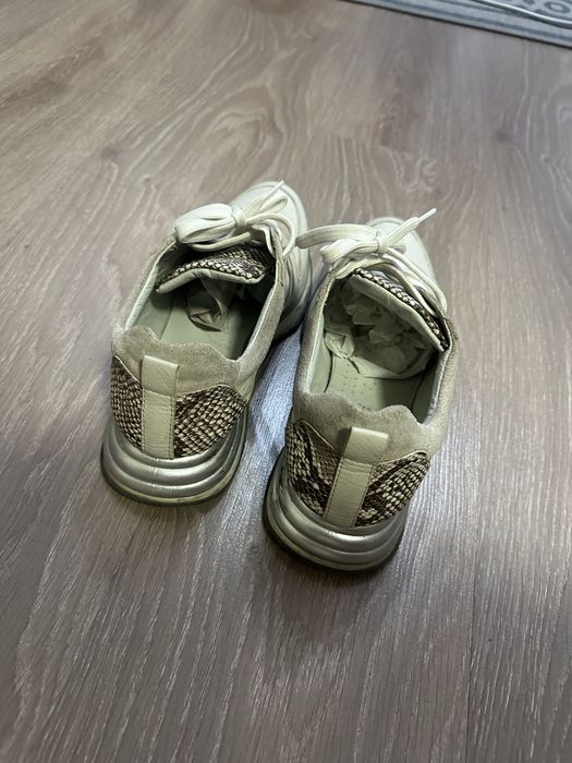 Кроссовки женские