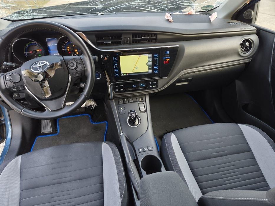 Toyota Auris Hybrid 2016 avariat