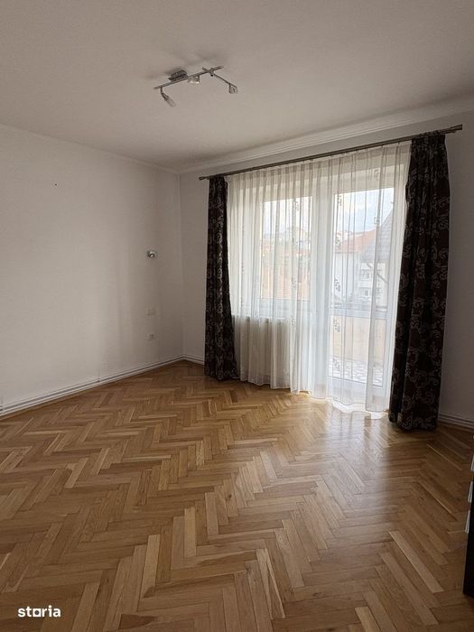 Apartament cu 4 camere, garaj , beci, pod și 3 balcone