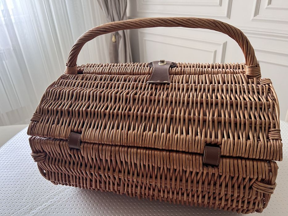 Корзина с посудами для пикника