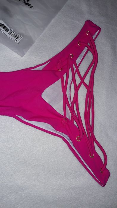 Lenjerie roz noi cu șnur disponibili