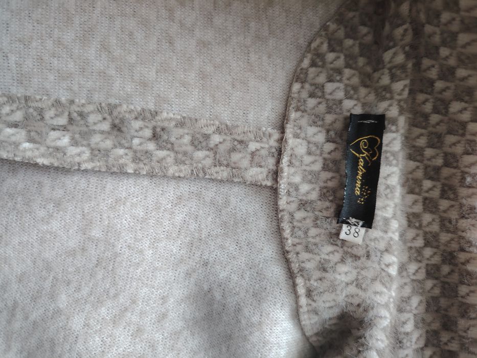 Продам недорого  для девочки размер 38