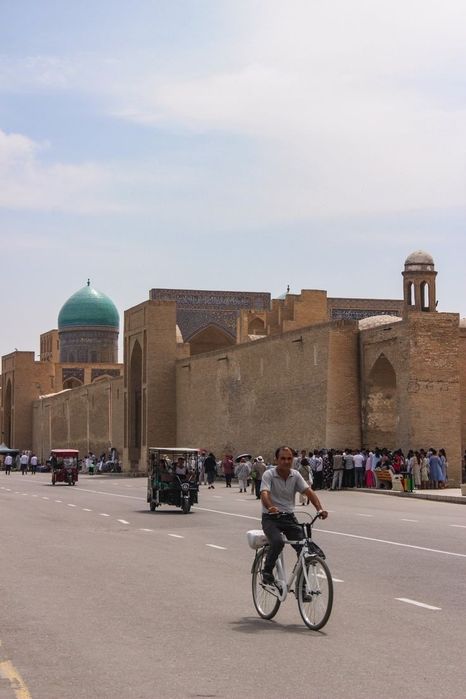 Пешеходные прогулки и транспортные туры по Бухаре Гид Транспорт Гостин