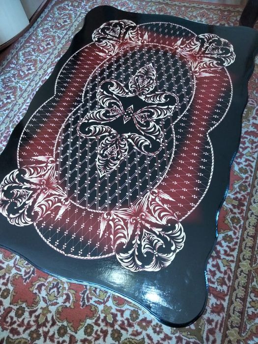 Продам столик новый резной