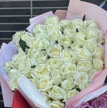 51 белые розы букет