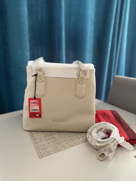 Geanta Valentino noua perfecta pentru a o purta cu rochie de vara