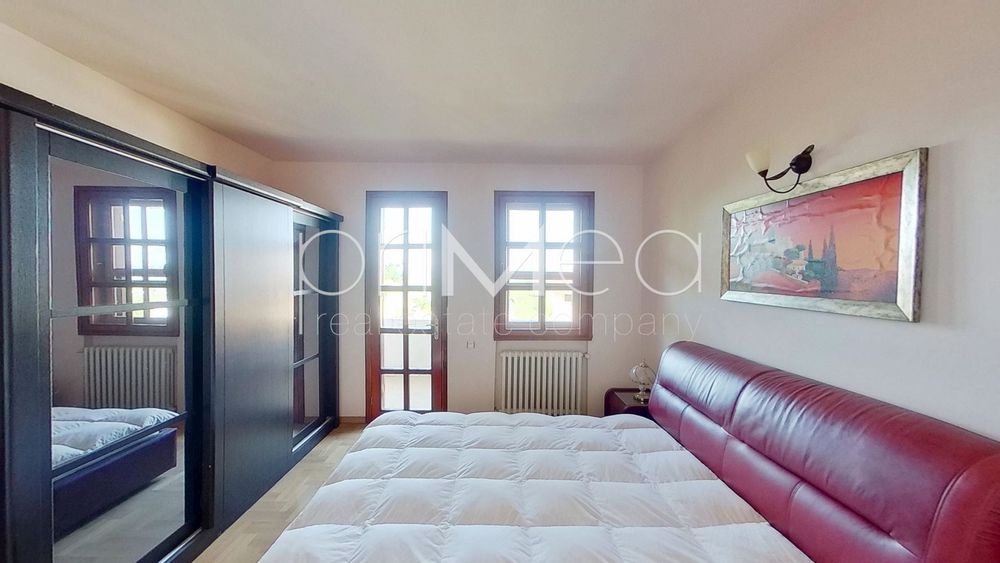 Къща в Бургас, област-с.Медово площ 308