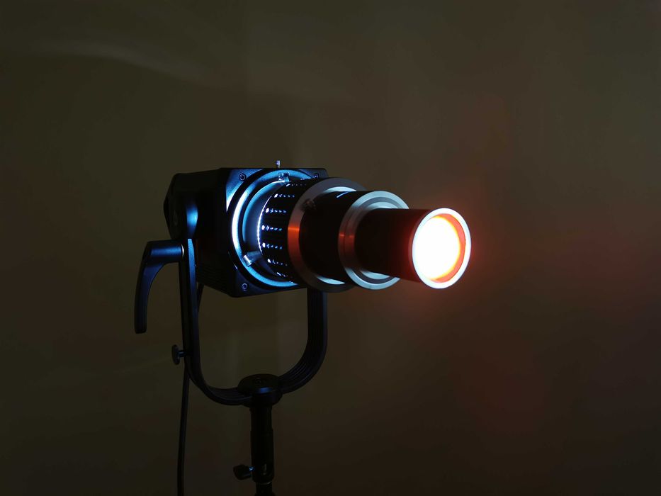 Оптичен спот (Snoot) с Bowens Mount с гобо маски и цветни филтри