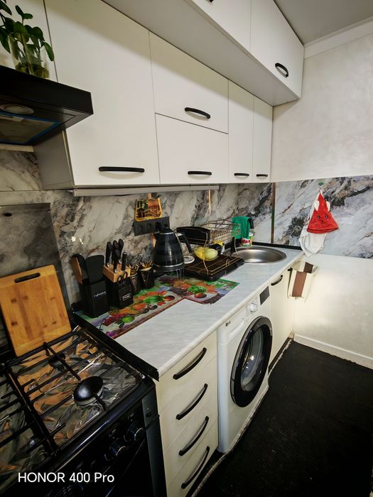 Dom sotiladi 1chi etajda  2xona yevro remont 39kv podvoli bilan