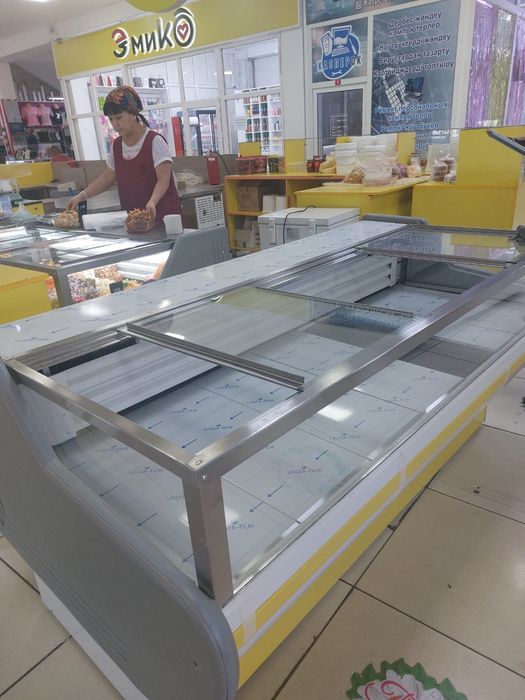 Холодидьные гастрономические витрины