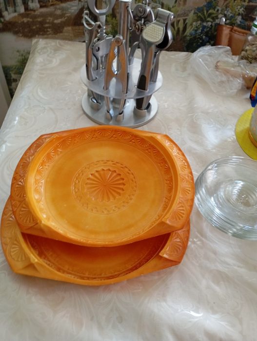 Блюдца,чашки,чайник,подносы