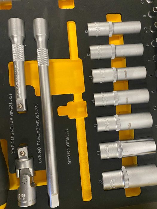 Бормашина ударна безч. 20V 2-ск. 2х4Ah 155Nm куфар/	Количка за инструм