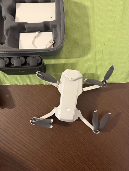 Drona dji cu 3 bateri si dock