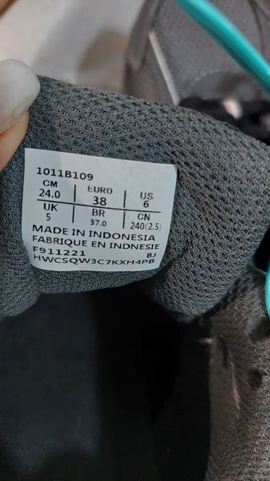 Продам кроссовки  Asics