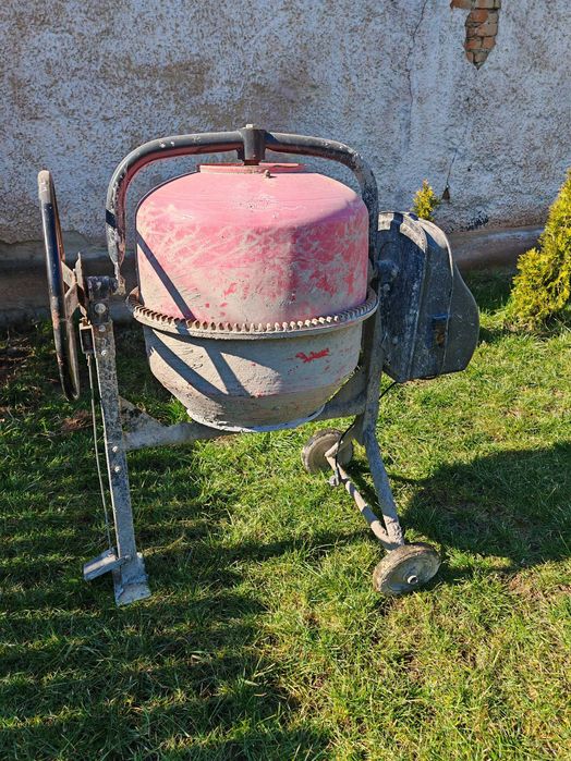 Vând Betoniera mica