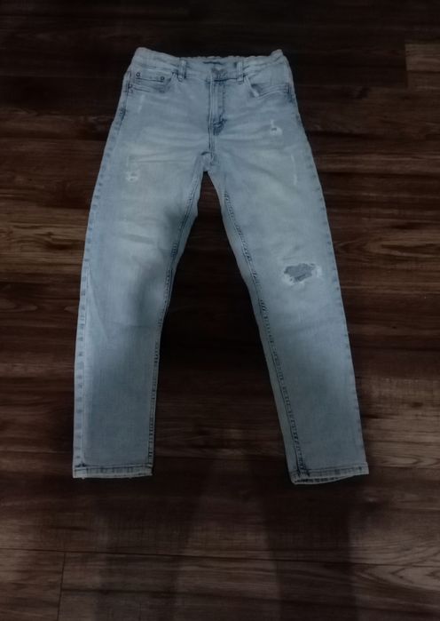 Vând blugi rupți zara.