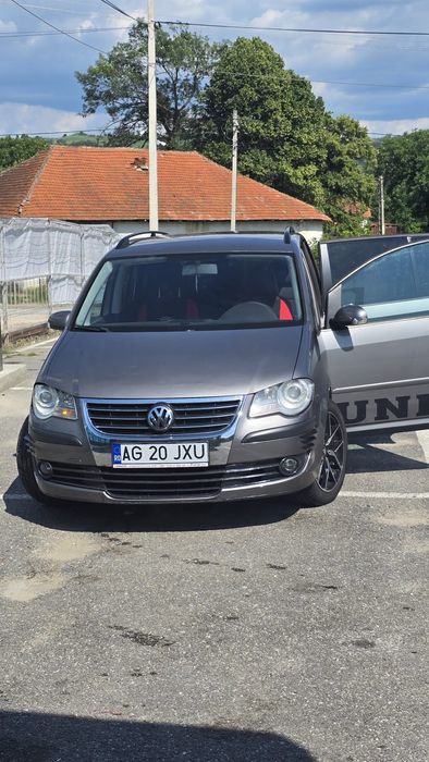 Vând wolkswagen Touran  facelift 1.9 105cp 6+1  

Vând volkswagen Tou