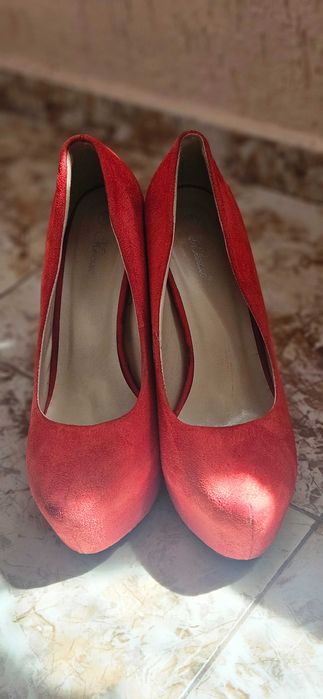 Червени обувки на висок ток