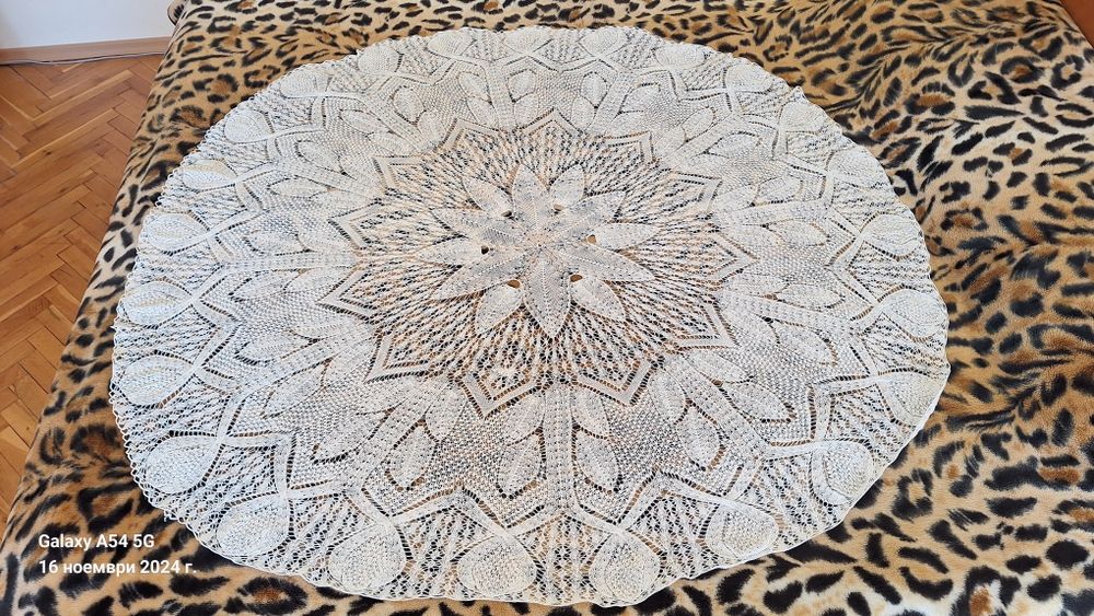 Ръчно плетена  кръгла покривка за маса.