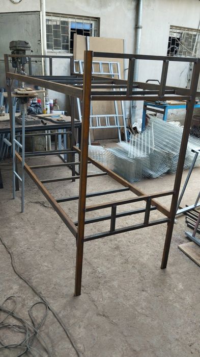 Кровать на металлические каркасе