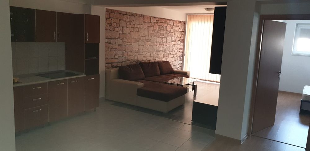 Apartament ultracentral de închiriat 2 camere cu loc de parcare.