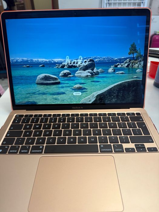 Macbook air 13 цвят Rose gold, 256GB SSD, процесор M1, 8GB рам - като нов! Комплект с мишка Apple Magic Mouse 3,калъф и преносима чанта към него
