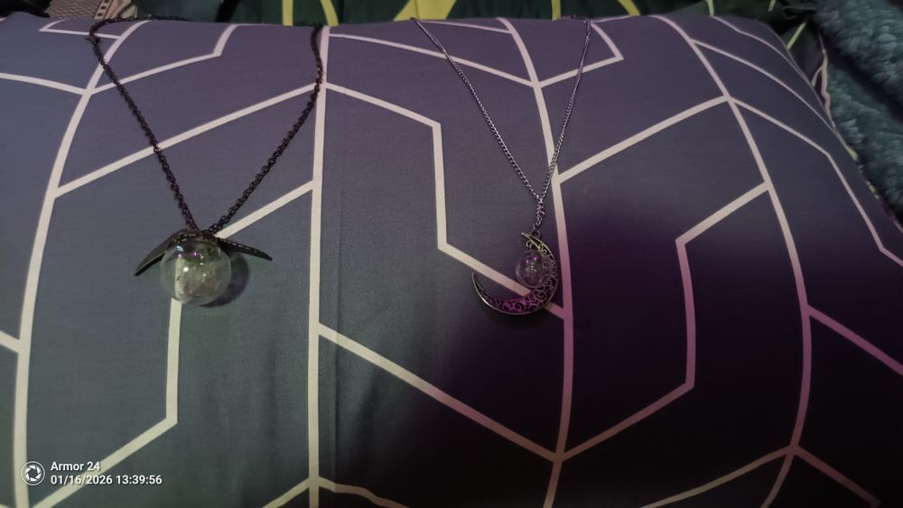 Продаю красивые подвески на шею