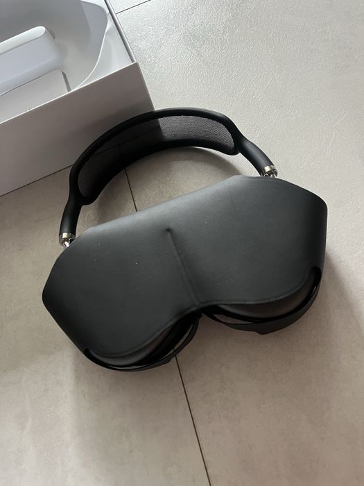 Черни слушалки Apple AirPods Max в отлично състояние