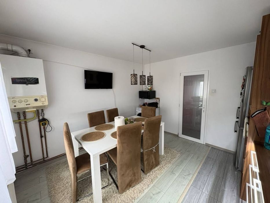 Apartament decomandat, 3 camere, Cotu mic