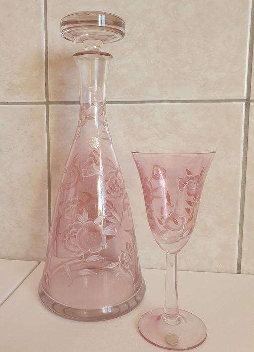 Set carafă și 3 pahare roz din cristal gravat