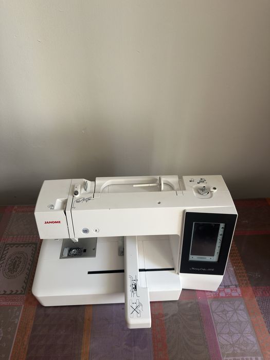 Продается вышивальная машина Janome Memory Craft e500