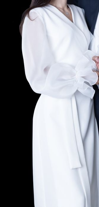 Продам платье белое на меропритие