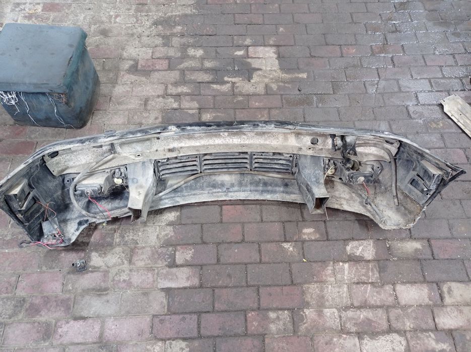 Передний бампер БМВ Е38