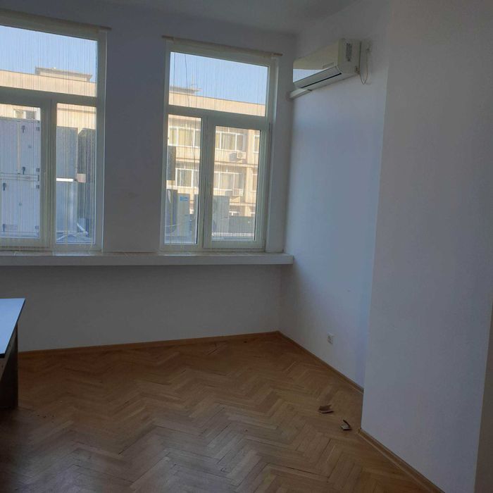 Дава се под наем Офис в Бургас, Център - 20 кв.м за 115 € - Снимка #1