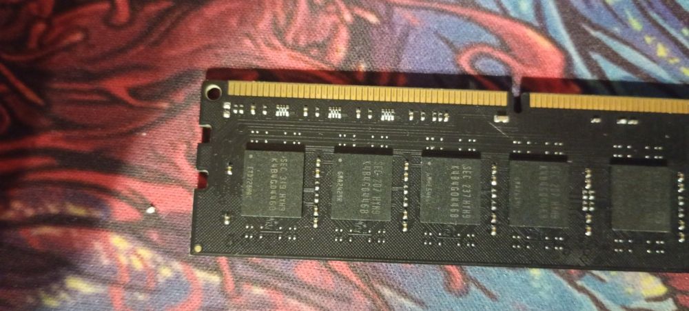 Plăcuță RAM DDR3 8gb funcțională