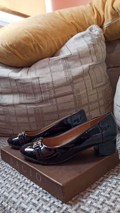 Продаётся школьные туфли