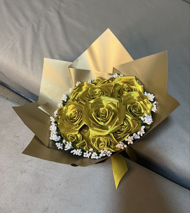Buchet 11 trandafiri gold cu stamine