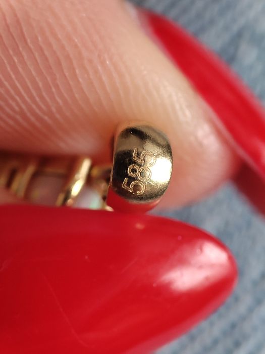 Cruciuliță aur 14 k  cu opal alb