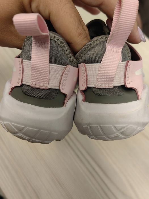 Обувки за госпожица Найк и Адидас