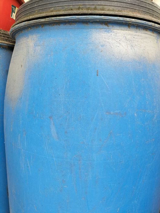 Cînd urgent 4 butoaie plastic cu capac 200 l