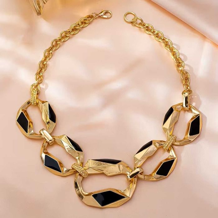 Модерно и изискано геометрично колие