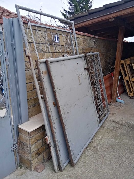 Железни големи порти