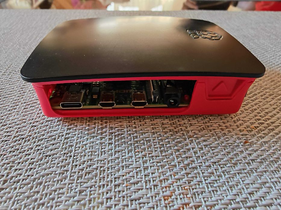 Raspberry 4 4GB cu carcasa si radiatoare